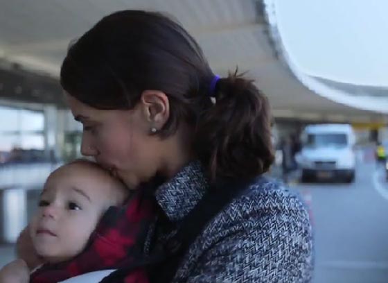  شركة طيران تكافئ الام التي يبكي طفلها بالطائرة برحلة جوية مجانا صورة رقم 3