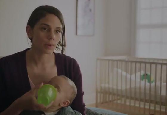  شركة طيران تكافئ الام التي يبكي طفلها بالطائرة برحلة جوية مجانا صورة رقم 4