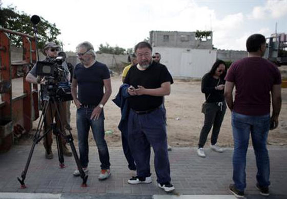  الفنان الصيني الشهير آي وي وي يخترق الحصار ويصل الى غزة صورة رقم 7