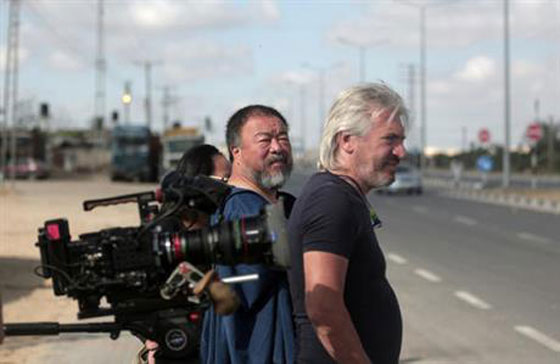  الفنان الصيني الشهير آي وي وي يخترق الحصار ويصل الى غزة صورة رقم 10