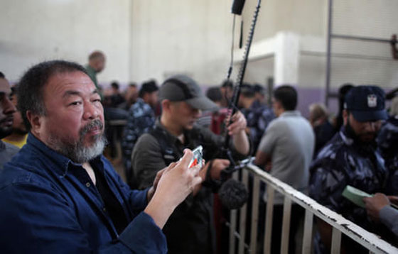  الفنان الصيني الشهير آي وي وي يخترق الحصار ويصل الى غزة صورة رقم 12