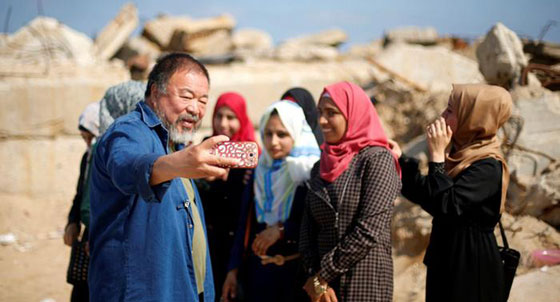  الفنان الصيني الشهير آي وي وي يخترق الحصار ويصل الى غزة صورة رقم 1