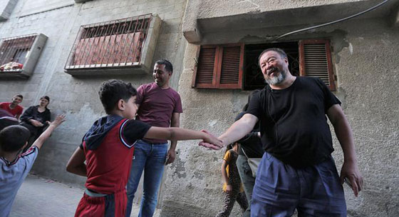  الفنان الصيني الشهير آي وي وي يخترق الحصار ويصل الى غزة صورة رقم 2