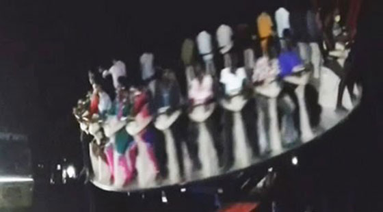 فيديو مروع.. تحطم منشأة في مدينة ملاهي وسقوط قتلى وجرحى  صورة رقم 2