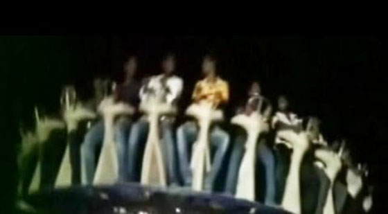 فيديو مروع.. تحطم منشأة في مدينة ملاهي وسقوط قتلى وجرحى  صورة رقم 1