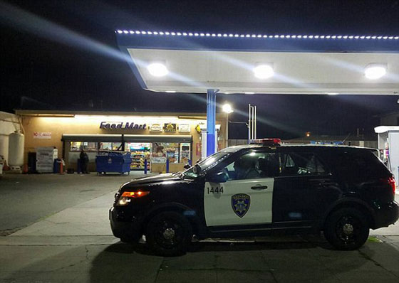 ضباط شرطة امريكيون متورطون بممارسة الفجور مع فتاة قاصر.. فيديو صورة رقم 4