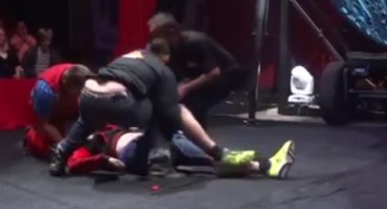 رجل سيء الحظ يسقط في السيرك.. امام عدسات الكاميرات صورة رقم 1