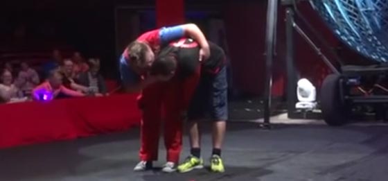 رجل سيء الحظ يسقط في السيرك.. امام عدسات الكاميرات صورة رقم 2