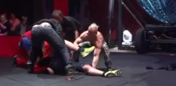 رجل سيء الحظ يسقط في السيرك.. امام عدسات الكاميرات صورة رقم 3