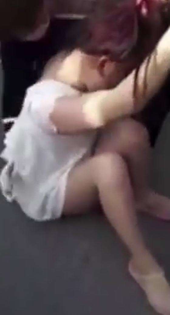  شاهد كيف سحلت امرأة عشيقة زوجها وكادت تقضي عليها في الشارع العام صورة رقم 1