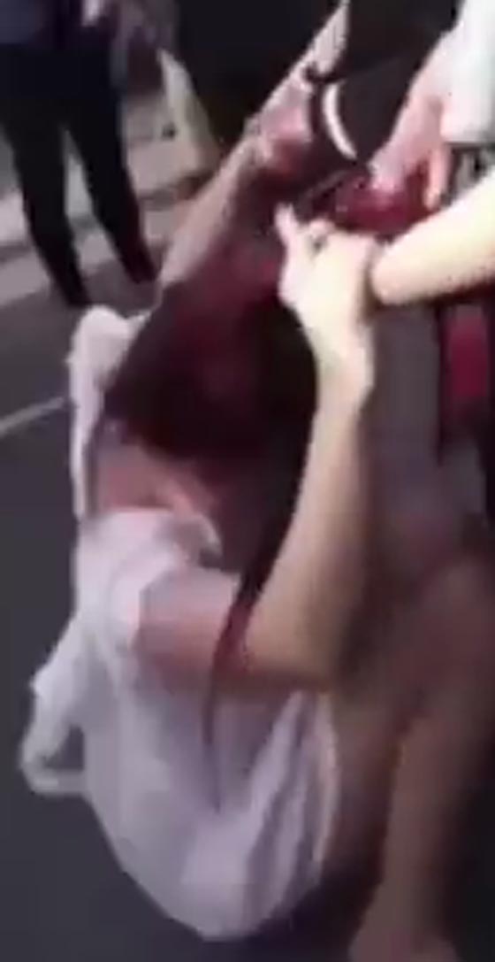  شاهد كيف سحلت امرأة عشيقة زوجها وكادت تقضي عليها في الشارع العام صورة رقم 2