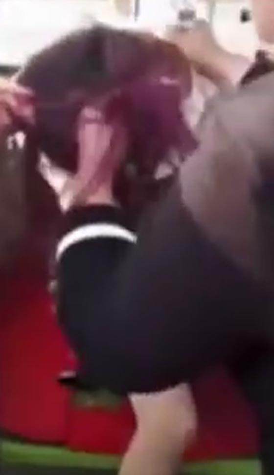  شاهد كيف سحلت امرأة عشيقة زوجها وكادت تقضي عليها في الشارع العام صورة رقم 3