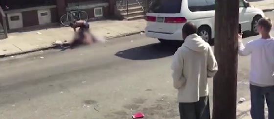 وحش بشري ينهال بالضرب المبرح على سيدة وسط صمت المارة صورة رقم 1