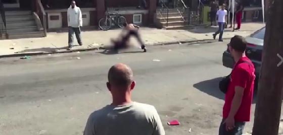 وحش بشري ينهال بالضرب المبرح على سيدة وسط صمت المارة صورة رقم 2