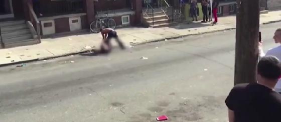 وحش بشري ينهال بالضرب المبرح على سيدة وسط صمت المارة صورة رقم 3