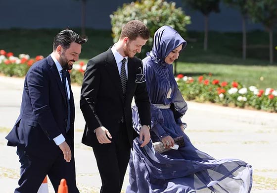 طائر بدون طيار يدخل ابنة اردوغان الى القفص الذهبي صورة رقم 4