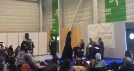 بصدور منزوعة.. ناشطات فيمن يهاجمن منصة مؤتمر اسلامي في باريس صورة رقم 1