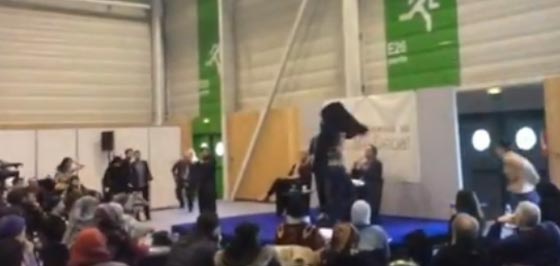بصدور منزوعة.. ناشطات فيمن يهاجمن منصة مؤتمر اسلامي في باريس صورة رقم 2