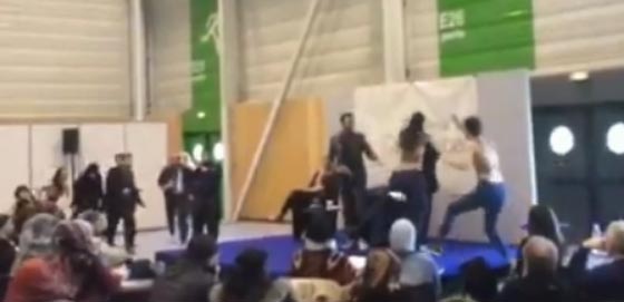 بصدور منزوعة.. ناشطات فيمن يهاجمن منصة مؤتمر اسلامي في باريس صورة رقم 3