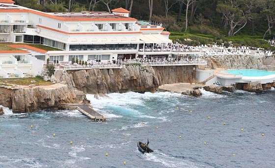 زورق داعشي يدب الرعب في فندق قرب كان الفرنسية صورة رقم 2