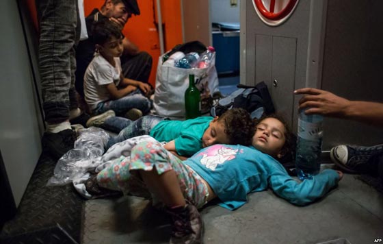 هنا على هذه الارصفة الباردة ينام اطفال اللاجئين!! صورة رقم 2