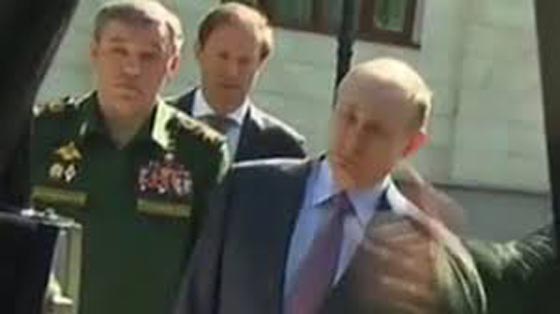 لقطة طريفة.. بوتين يعجز عن فتح سيارة عسكرية، وهذه هي النتيجة!! صورة رقم 1