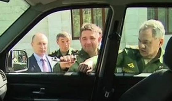 لقطة طريفة.. بوتين يعجز عن فتح سيارة عسكرية، وهذه هي النتيجة!! صورة رقم 2
