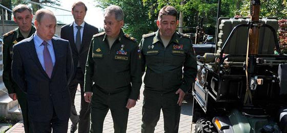 لقطة طريفة.. بوتين يعجز عن فتح سيارة عسكرية، وهذه هي النتيجة!! صورة رقم 3