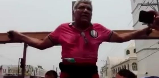 مكسيكي يحتج على نتائج الانتخابات بصلبه نفسه!! صورة رقم 2