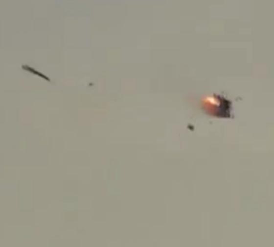 فيديو مثير للحظة اصابة طائرة حربية تركية بصاروخ ارض جو صورة رقم 2