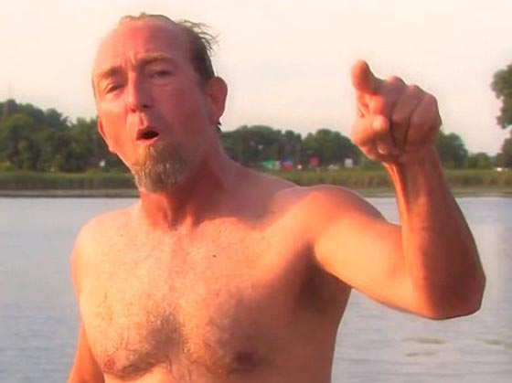 تعرف على مرشحين اكثر جنونا من ترامب.. احدهم يضع جزمة على رأسه صورة رقم 3 تعرف على مرشحين اكثر جنونا من ترامب.. احدهم يضع جزمة على رأسه صورة رقم 3