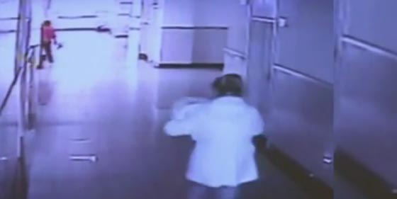 فيديو كله اثارة.. امرأة تخطف طفلا من داخل المستشفى صورة رقم 1
