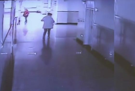 فيديو كله اثارة.. امرأة تخطف طفلا من داخل المستشفى صورة رقم 2