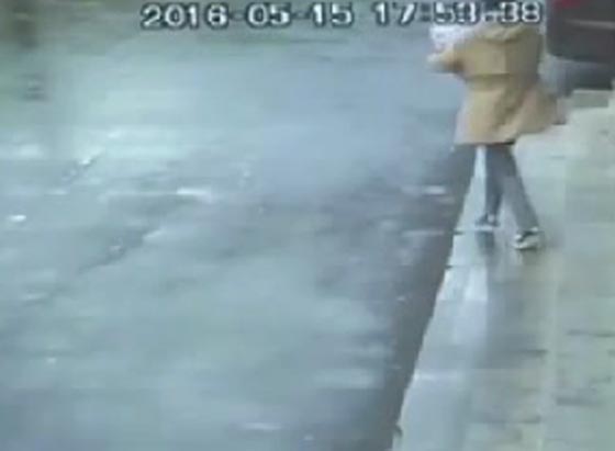 فيديو كله اثارة.. امرأة تخطف طفلا من داخل المستشفى صورة رقم 4