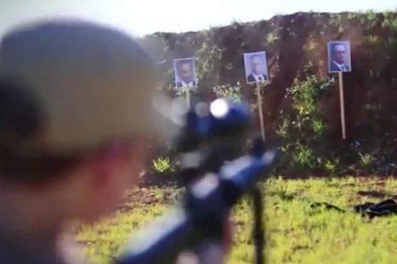 احدث اشرطة داعش الدموية.. اعدام اسيرين سوريين على يد طفلين صورة رقم 1