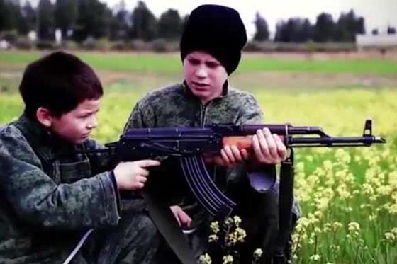 احدث اشرطة داعش الدموية.. اعدام اسيرين سوريين على يد طفلين صورة رقم 2