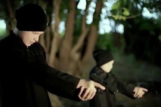 احدث اشرطة داعش الدموية.. اعدام اسيرين سوريين على يد طفلين صورة رقم 5