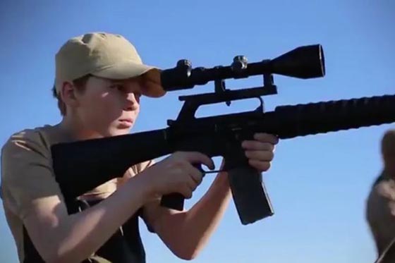 احدث اشرطة داعش الدموية.. اعدام اسيرين سوريين على يد طفلين صورة رقم 6