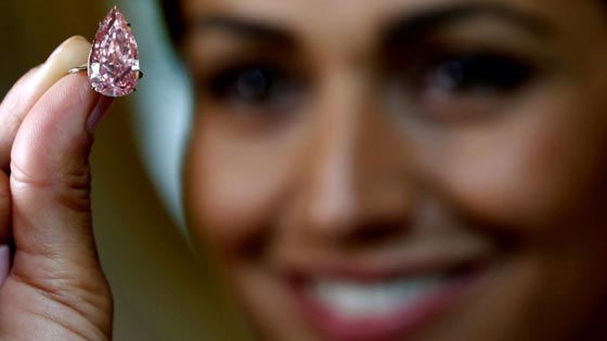 ماسة وردية فريدة تتفوق على نظيراتها الكبيرات وتباع بمبلغ قياسي صورة رقم 2