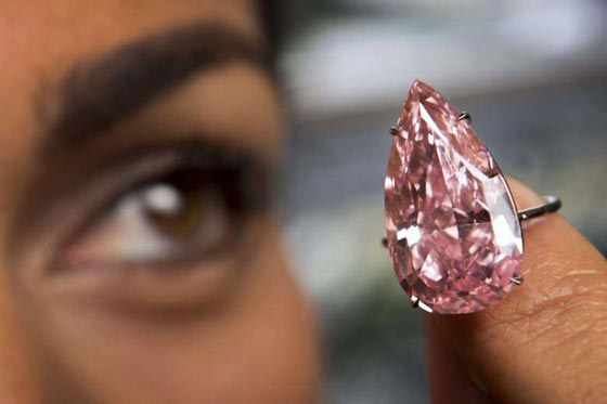 ماسة وردية فريدة تتفوق على نظيراتها الكبيرات وتباع بمبلغ قياسي صورة رقم 6