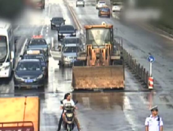 فيديو من عالم الاكشن.. جرافة تدمر كل شيء والشرطة تطلق على سائقها صورة رقم 1