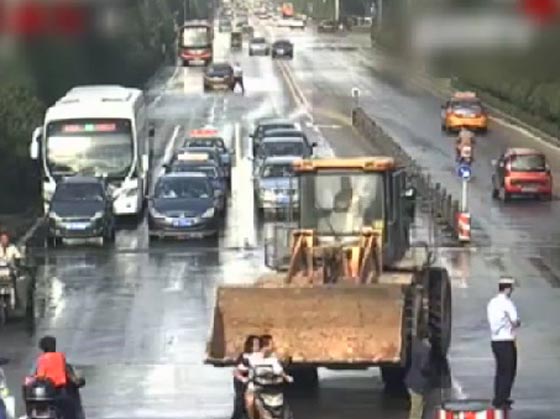 فيديو من عالم الاكشن.. جرافة تدمر كل شيء والشرطة تطلق على سائقها صورة رقم 2