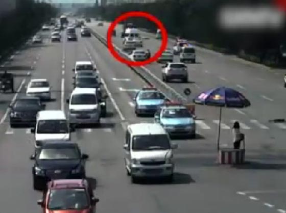 فيديو من عالم الاكشن.. جرافة تدمر كل شيء والشرطة تطلق على سائقها صورة رقم 3