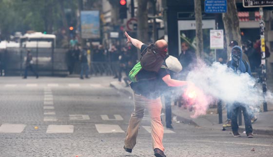 شاهد كيف واجهت الشرطة الفرنسية مهاجمتها بالحديد ولنار صورة رقم 3