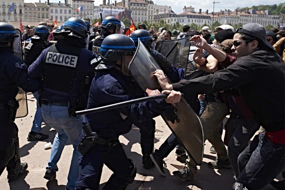 شاهد كيف واجهت الشرطة الفرنسية مهاجمتها بالحديد ولنار صورة رقم 5