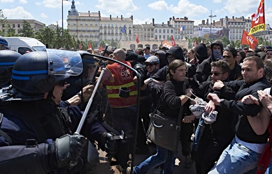 شاهد كيف واجهت الشرطة الفرنسية مهاجمتها بالحديد ولنار صورة رقم 6