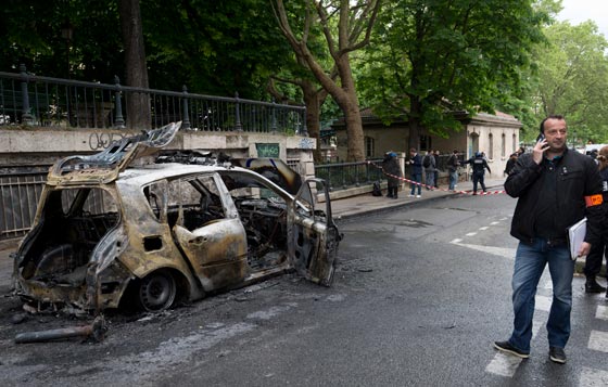 شاهد كيف واجهت الشرطة الفرنسية مهاجمتها بالحديد ولنار صورة رقم 9