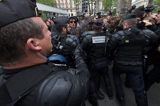 شاهد كيف واجهت الشرطة الفرنسية مهاجمتها بالحديد ولنار صورة رقم 10