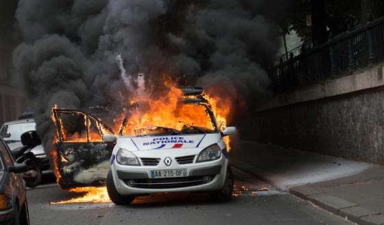 شاهد كيف واجهت الشرطة الفرنسية مهاجمتها بالحديد ولنار صورة رقم 12