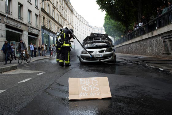 شاهد كيف واجهت الشرطة الفرنسية مهاجمتها بالحديد ولنار صورة رقم 13